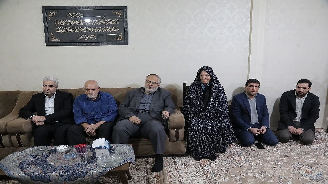 دیدار استاندار قزوین با خانواده شهید جلال اختر