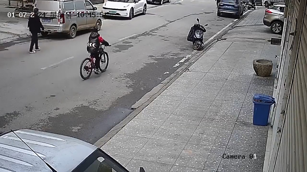تصادف شدید یک خودرو با پسربچه دوچرخه‌سوار + فیلم