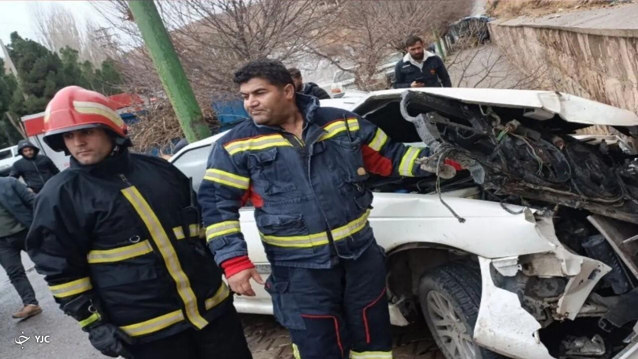 برخورد خودروی پژو پارس با تیر برق در مهاباد
