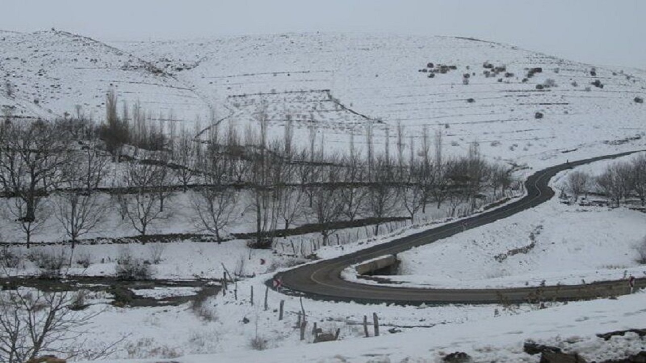 سفیدپوش شدن روستای وانستانق موران با بارش برف + فیلم