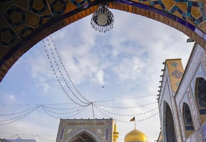 تعویض پرچم گنبد مطهر رضوی با فرارسیدن ایام شهادت امام هادی(ع)+تصاویر