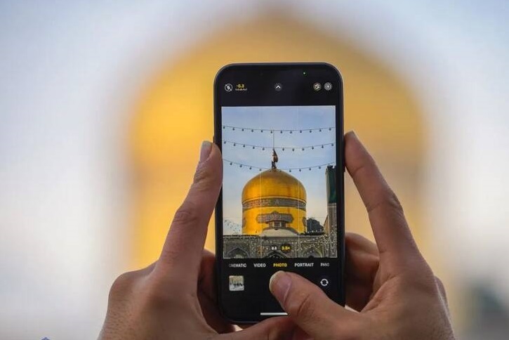 تعویض پرچم گنبد مطهر رضوی با فرارسیدن ایام شهادت امام هادی(ع)+تصاویر