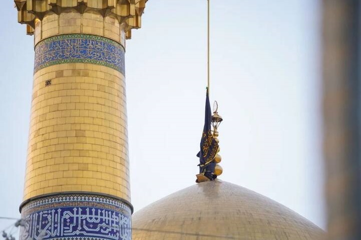 تعویض پرچم گنبد مطهر رضوی با فرارسیدن ایام شهادت امام هادی(ع)+تصاویر