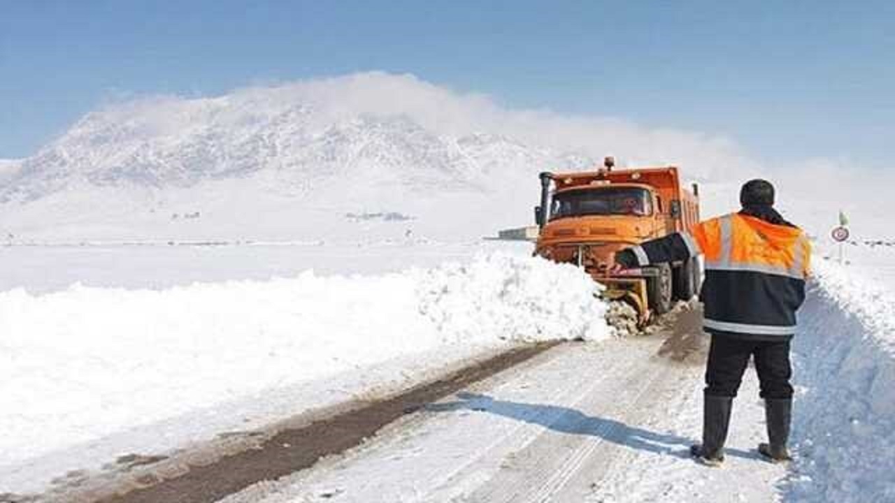 تلاش راهداران برای بازگشایی راه ارتباطی ۴۳۰ روستای استان اردبیل