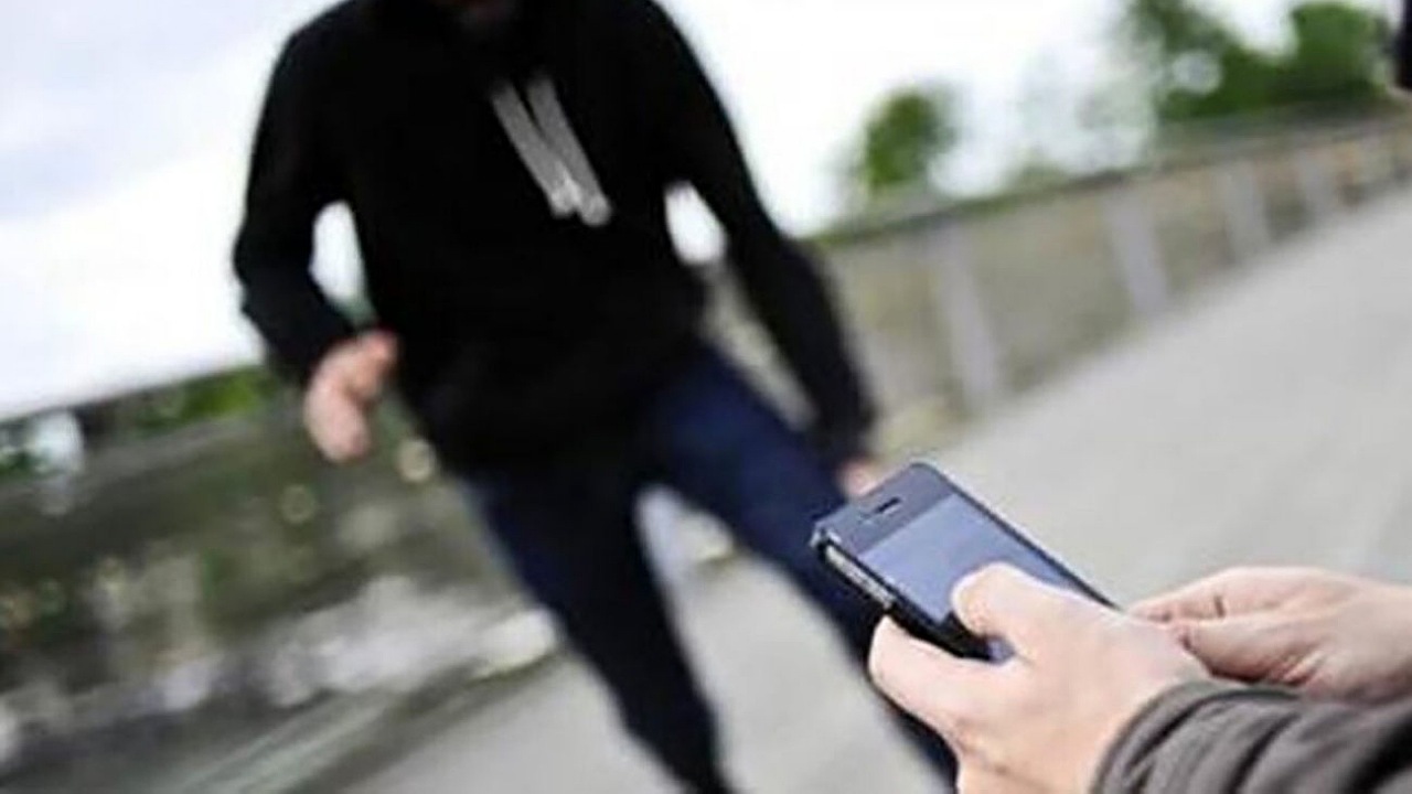 صحنه عجیب سرقت همزمان ۲ موبایل در مشهد + فیلم