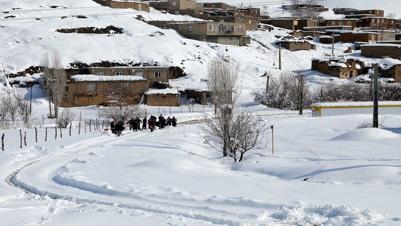 ۱۱ روستای پیرانشهر در برف محصور ماند