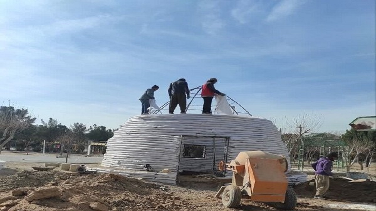 ساخت مجموعه سازه‌های خشتی ویژه مسافران در باغ فدک اصفهان