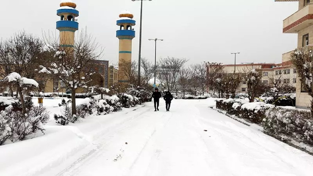 گیر افتادن دانشجویان در برف اردبیل برای امتحانات واحد الکترونیک + فیلم