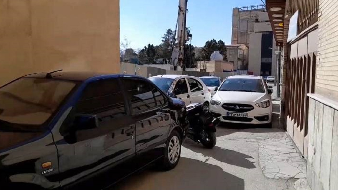 سد معبر نمایشگاه خودرو در یکی از معابر محله زینبیه اصفهان + فیلم
