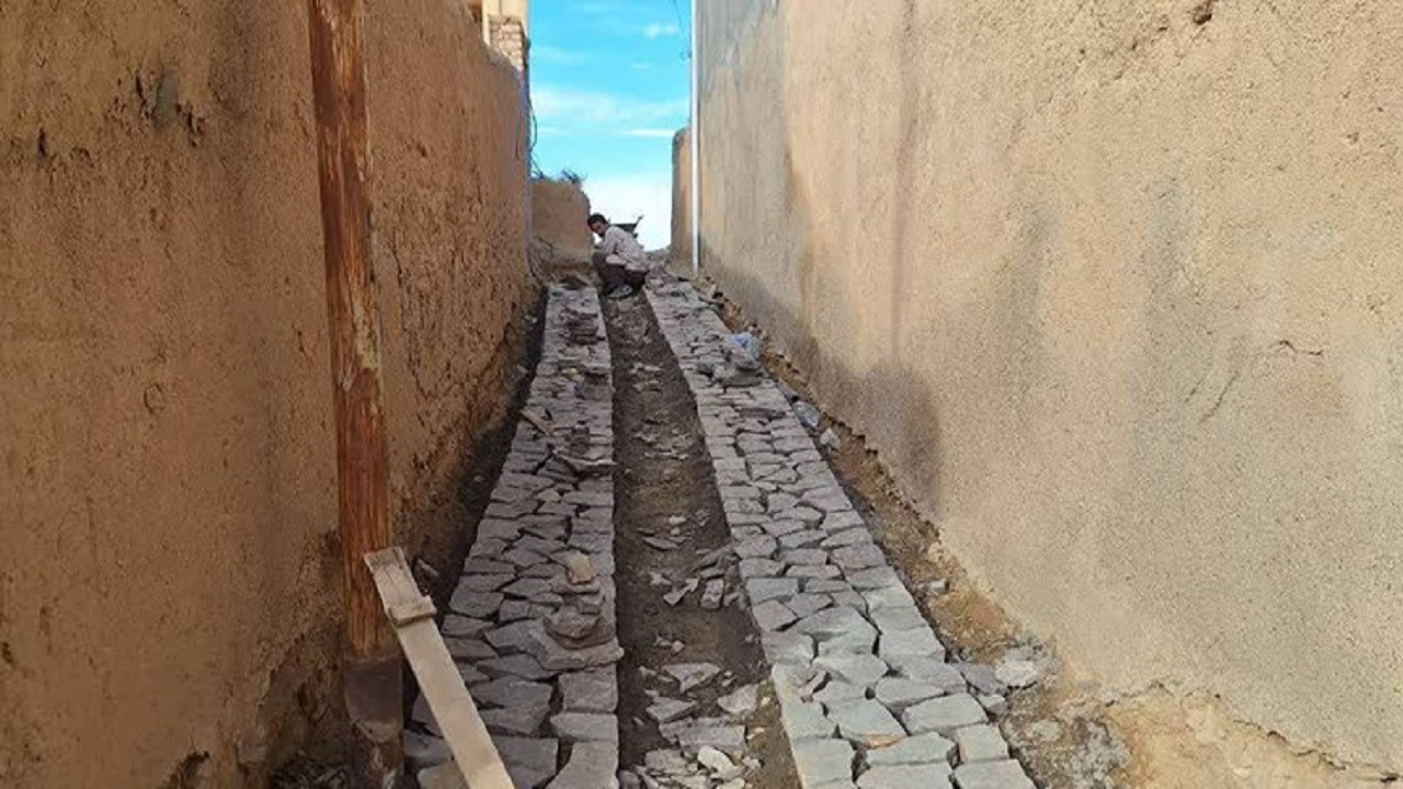 آغاز عملیات اجرایی سنگ‌فرش در روستای قلعه‌بالا شاهرود