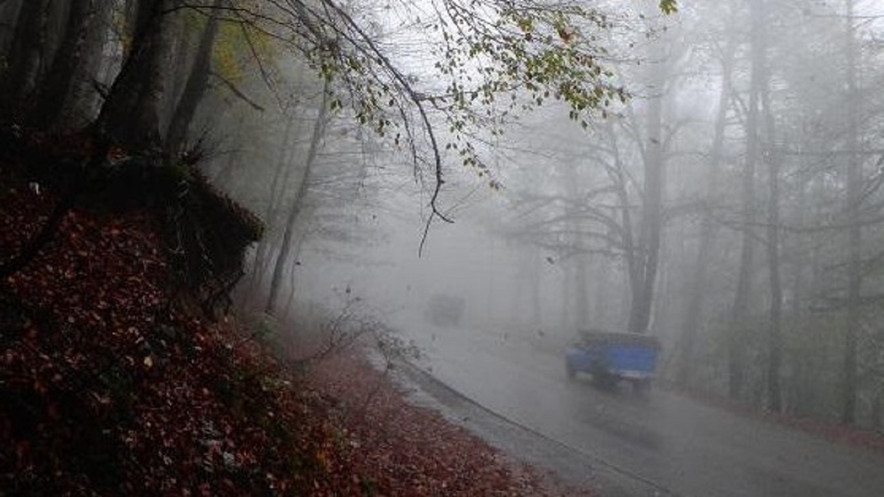 جاده‌های کوهستانی گلستان مه‌آلود و دید کم است