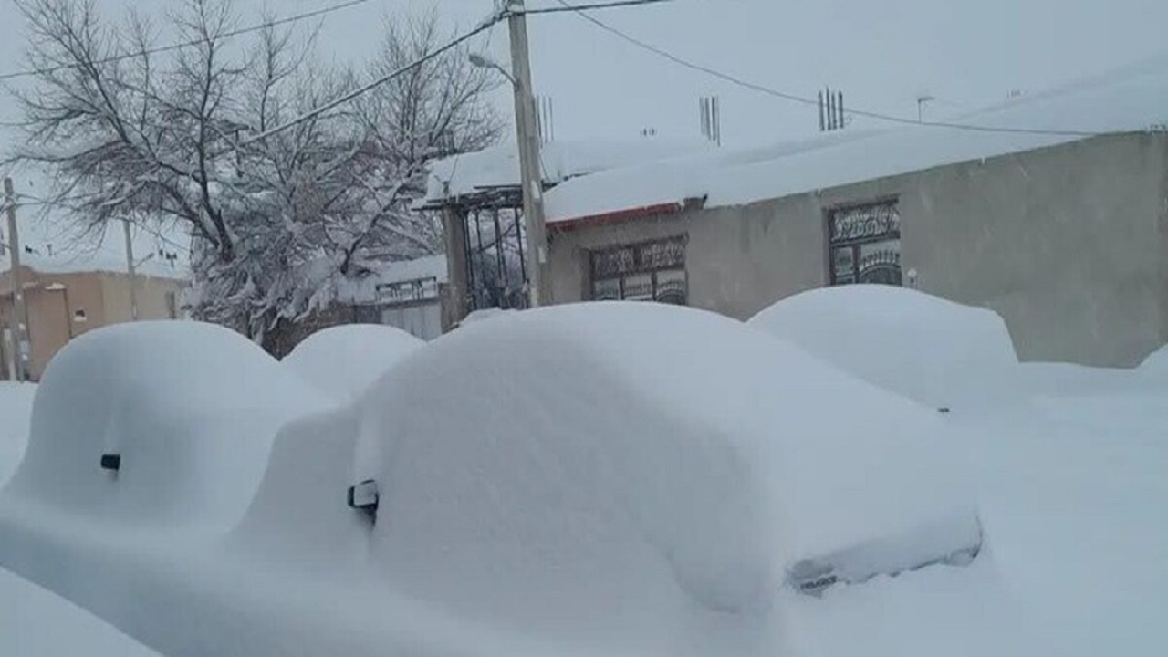 تصویری از خیابان‌های پوشیده از برف مشگین شهر