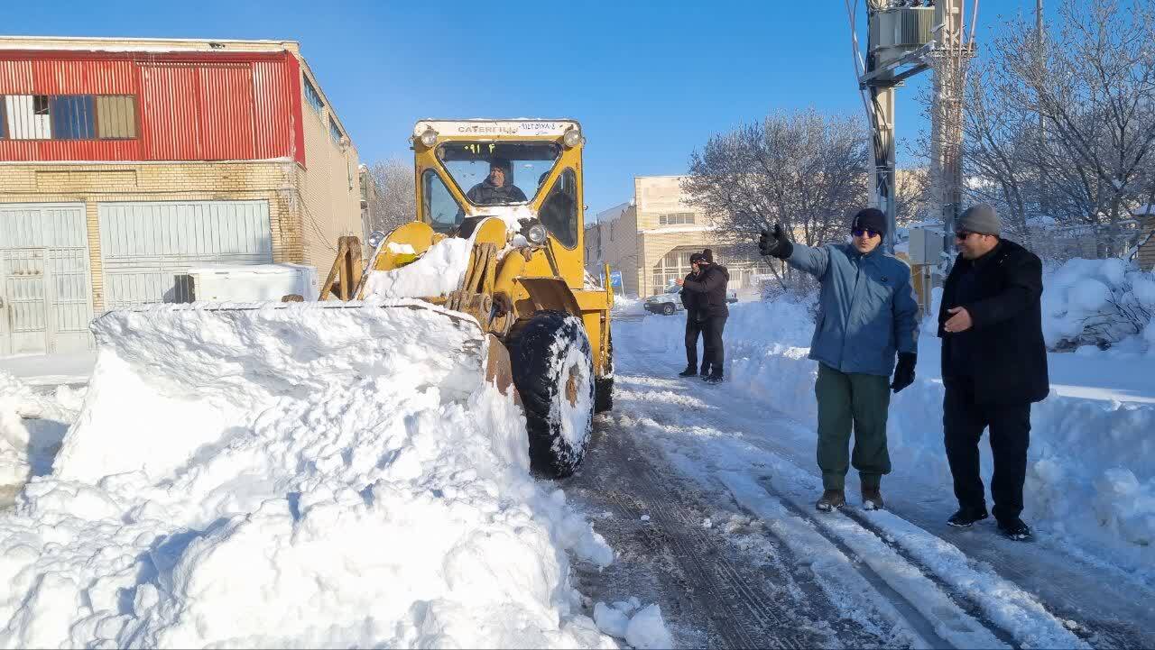 ادامه برف روبی معابر و خیابان‌های شهرک‌های صنعتی استان اردبیل