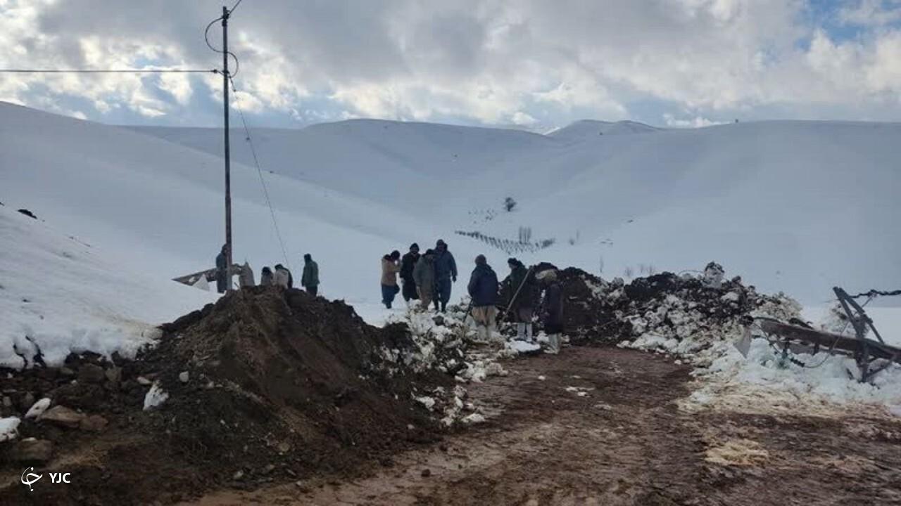 روستاییان مهاباد به کمک اکیپ‌های رفع قطعی برق آمدند