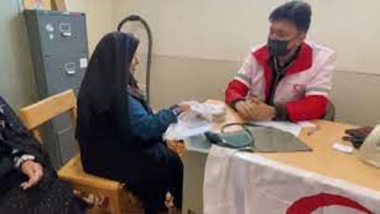 خدمات رسانی کاروان سلامت جمعیت هلال احمر اصفهان به بیماران منطقه هفتون