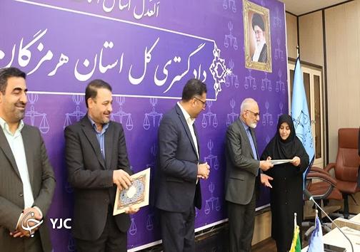 برگزاری مراسم تحلیف ۱۲ نفر از داوران حرفهای دادگستری استان هرمزگان برگزاری مراسم تحلیف ۱۲ نفر از داوران حرفهای دادگستری استان هرمزگان