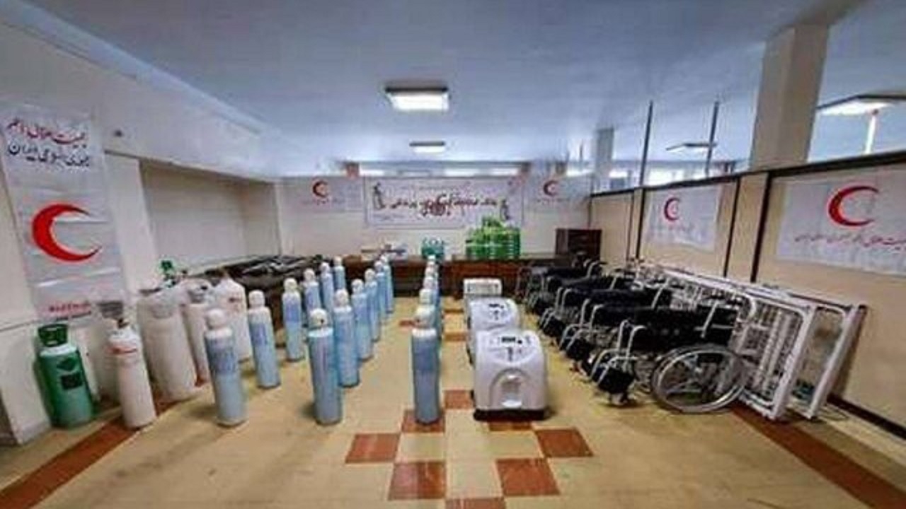 خیر لرستانی ۵۵۰ میلیون ریال تجهیزات پزشکی به هلال احمر اهدا کرد