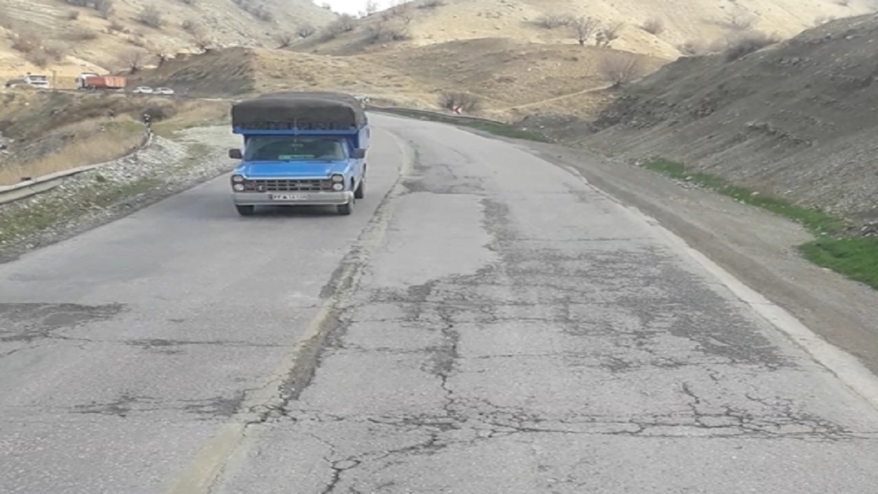 کلافگی رانندگان از جاده فرسوده پلدختر به اسلام آباد غرب + فیلم