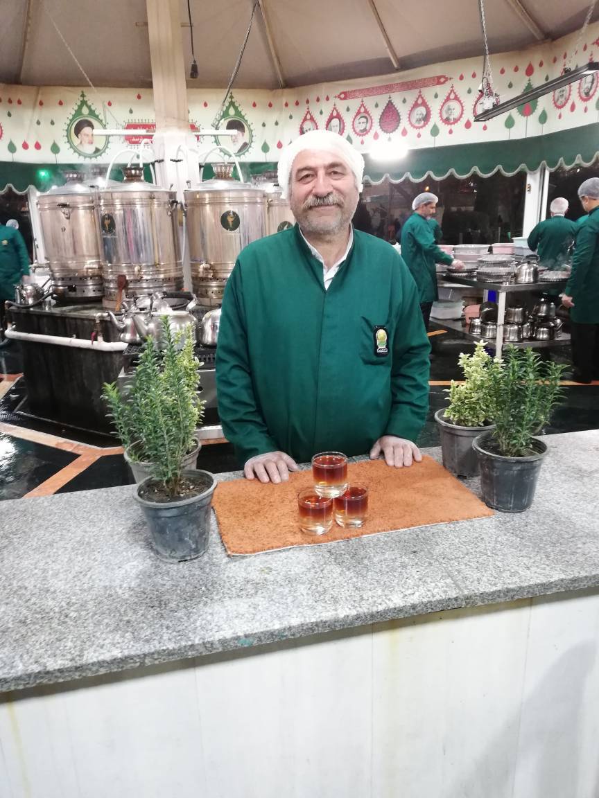 پذیرایی از زائران حرم رضوی با چای داغ