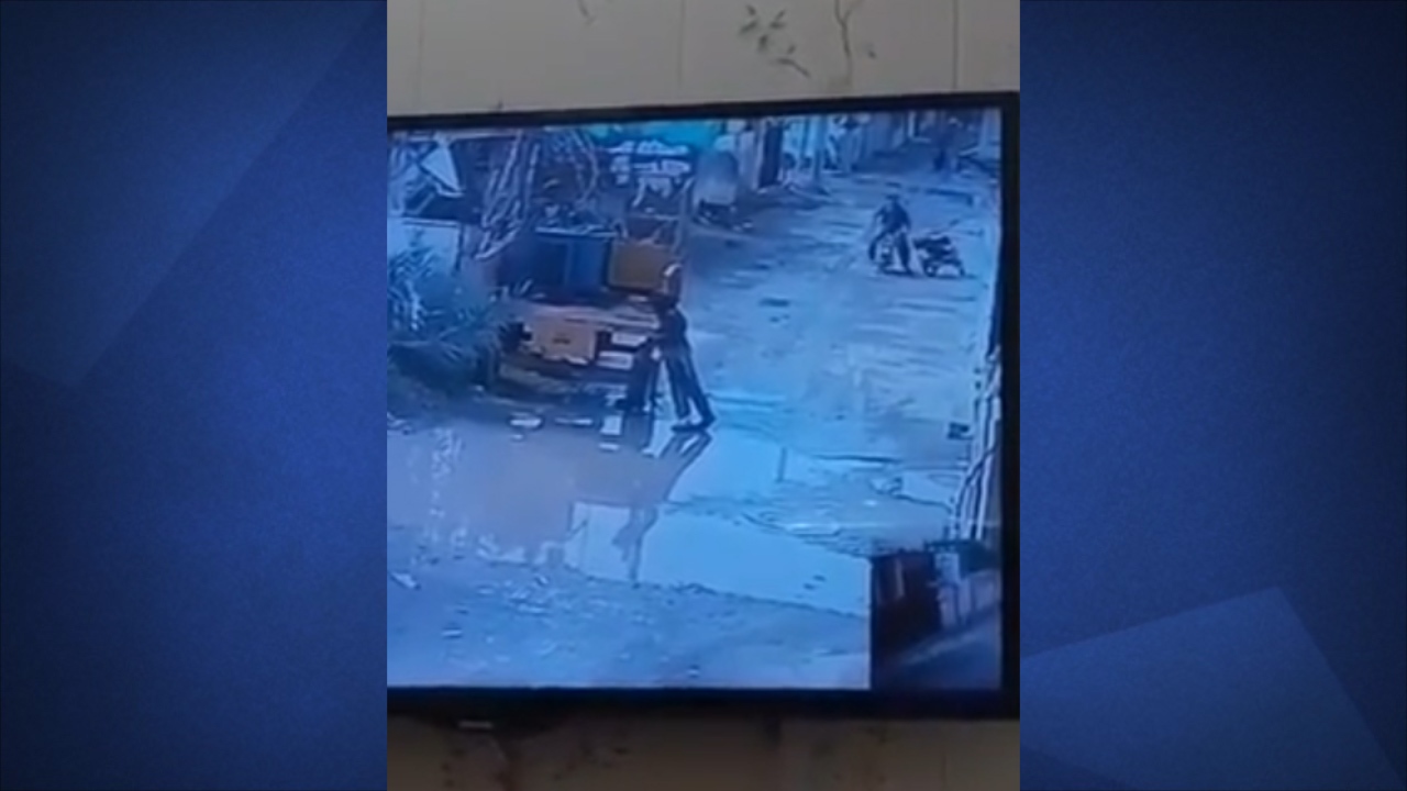 برق گرفتگی یک عابر پیاده در پاکستان + فیلم