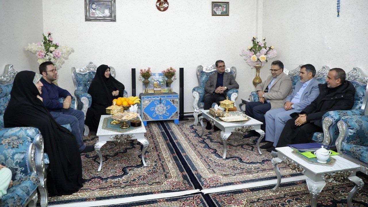 دیدار استاندار کردستان با خانواده شهدای بمباران ۲۸ دی