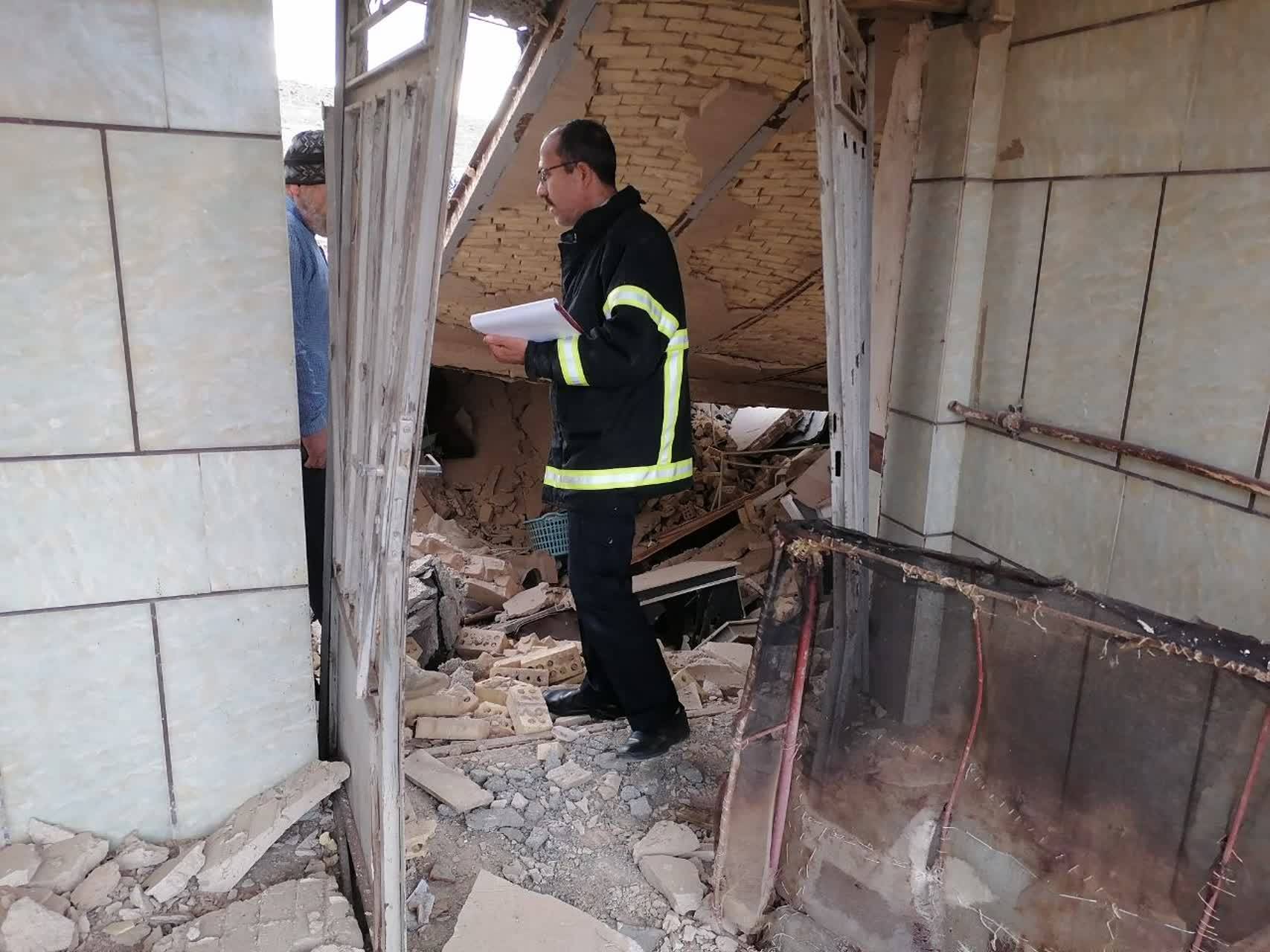 بازدید آتشنشانان از محل حادثه