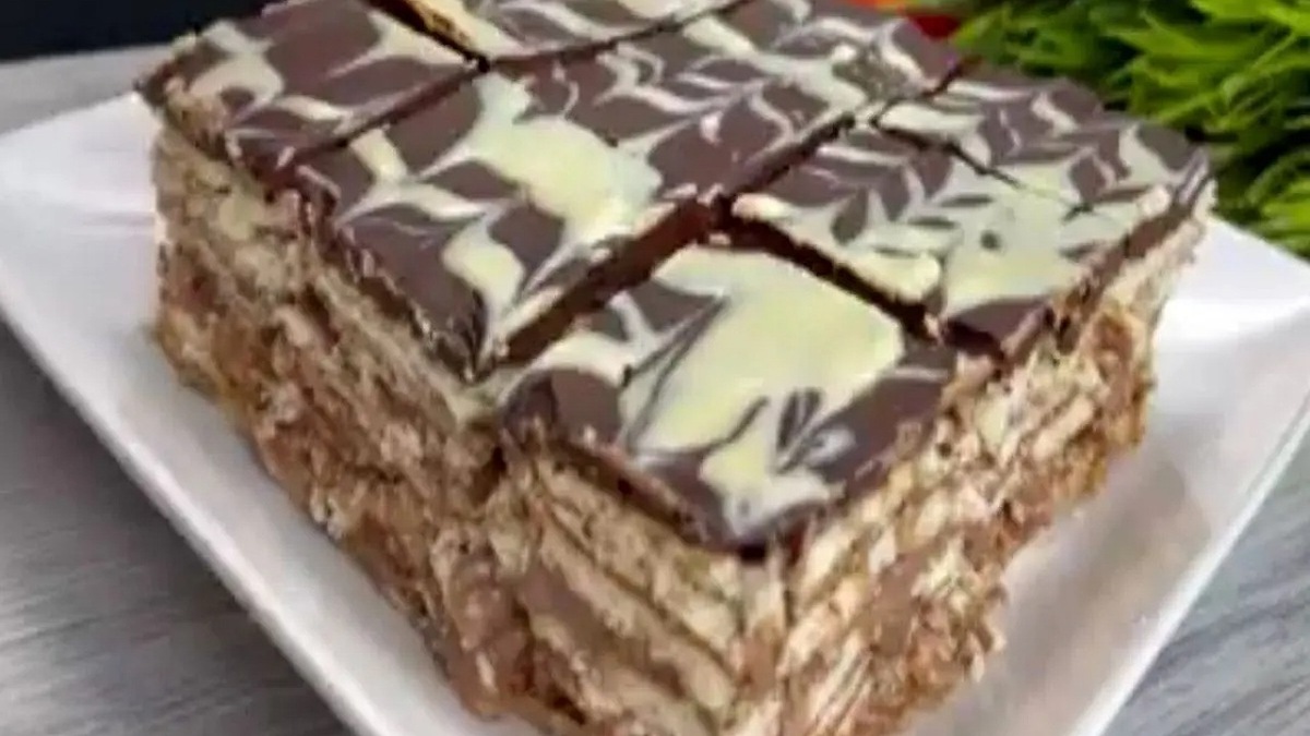 طرز تهیه خوشمزه‌ترین دسر یخچالی با شیره انگور و گردو + فیلم