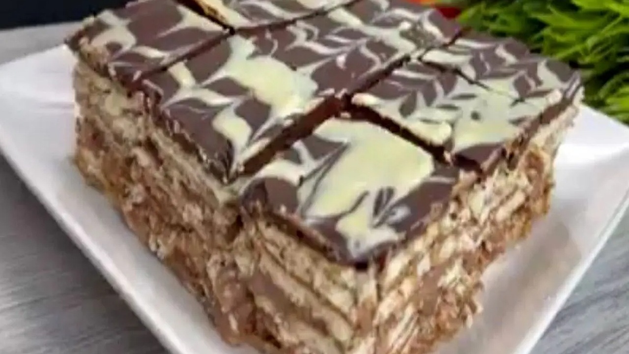 طرز تهیه دسر فوری با بیسکوییت بدون نیاز به فر در ده دقیقه + فیلم