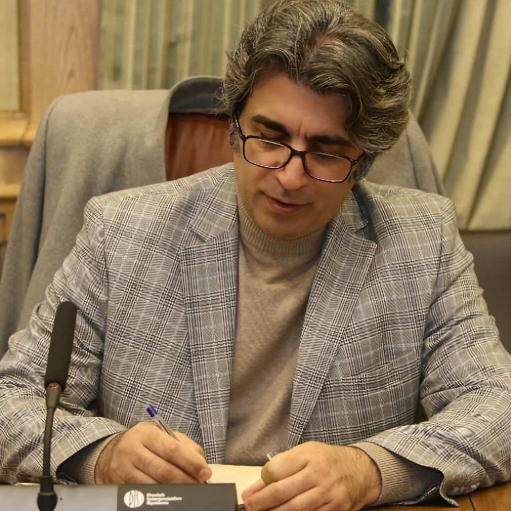 تصویر یک کارشناس زیباسازی شهری تصویر یک کارشناس زیباسازی شهری