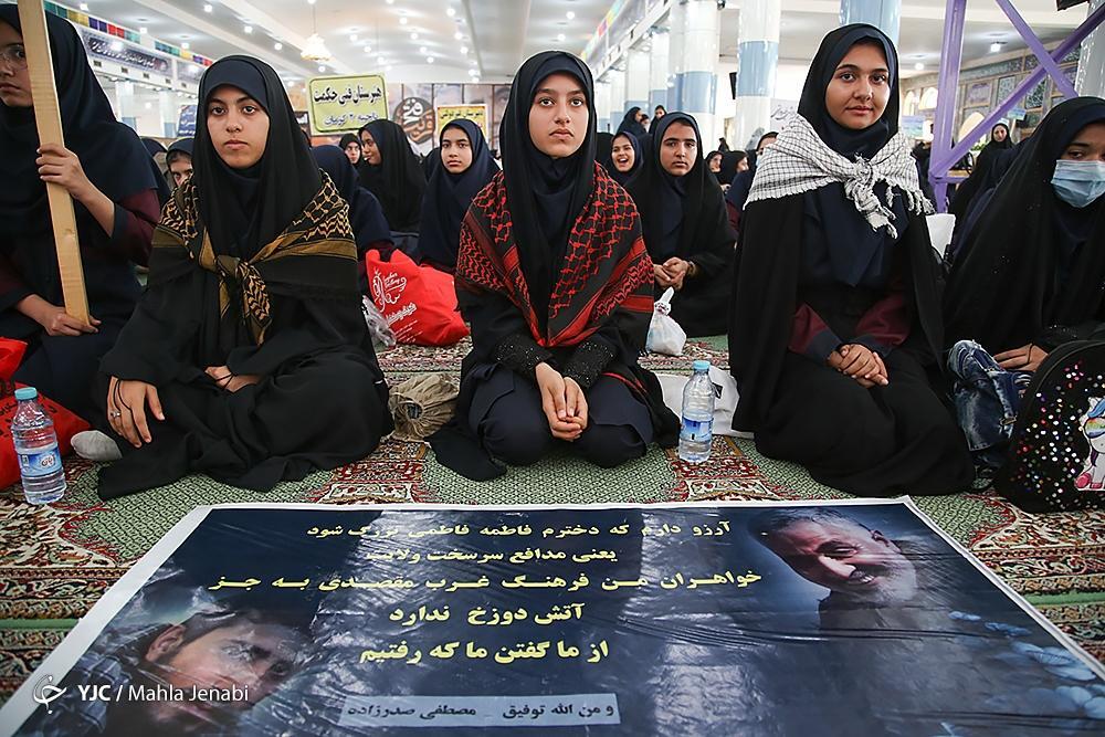 حضور دانش آموزان در سالروز شهادت حاج قاسم