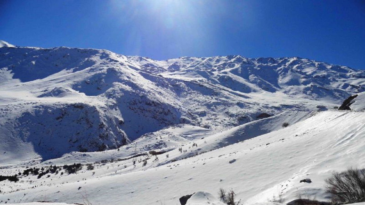 تصویری از رشته کوه گرین در روز‌های آغازین فصل زمستان