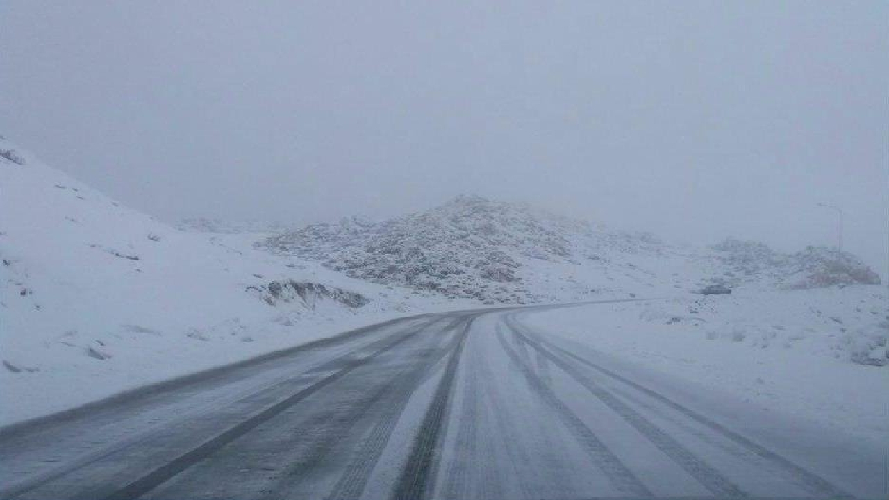 بارش ۲۵ سانتیمتری برف در گردنه‌های شهرستان کوهرنگ