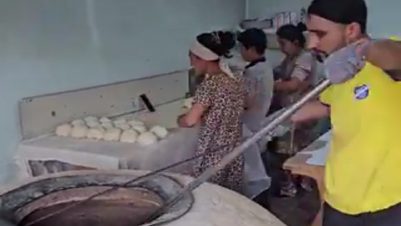 کار گروهی یک خانواده در نانوایی + فیلم