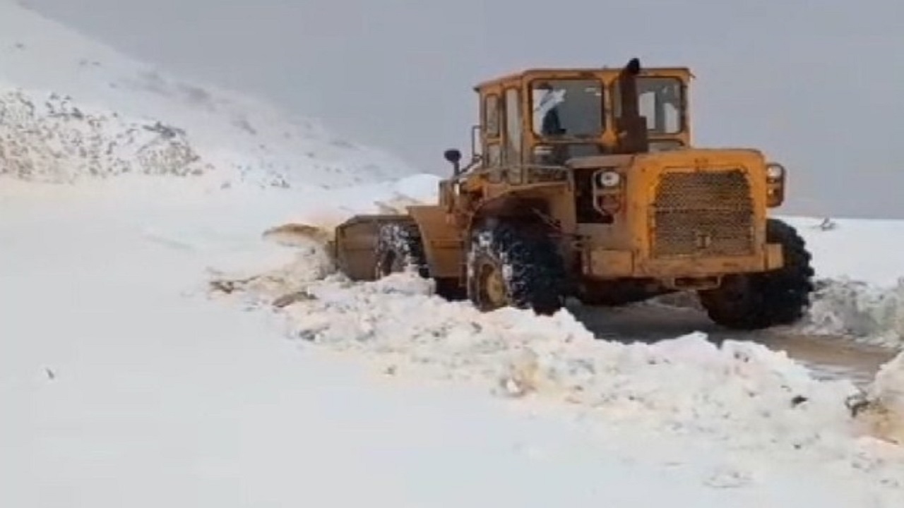 بازگشایی گردنه کلوسه فریدونشهر با تلاش راهداران