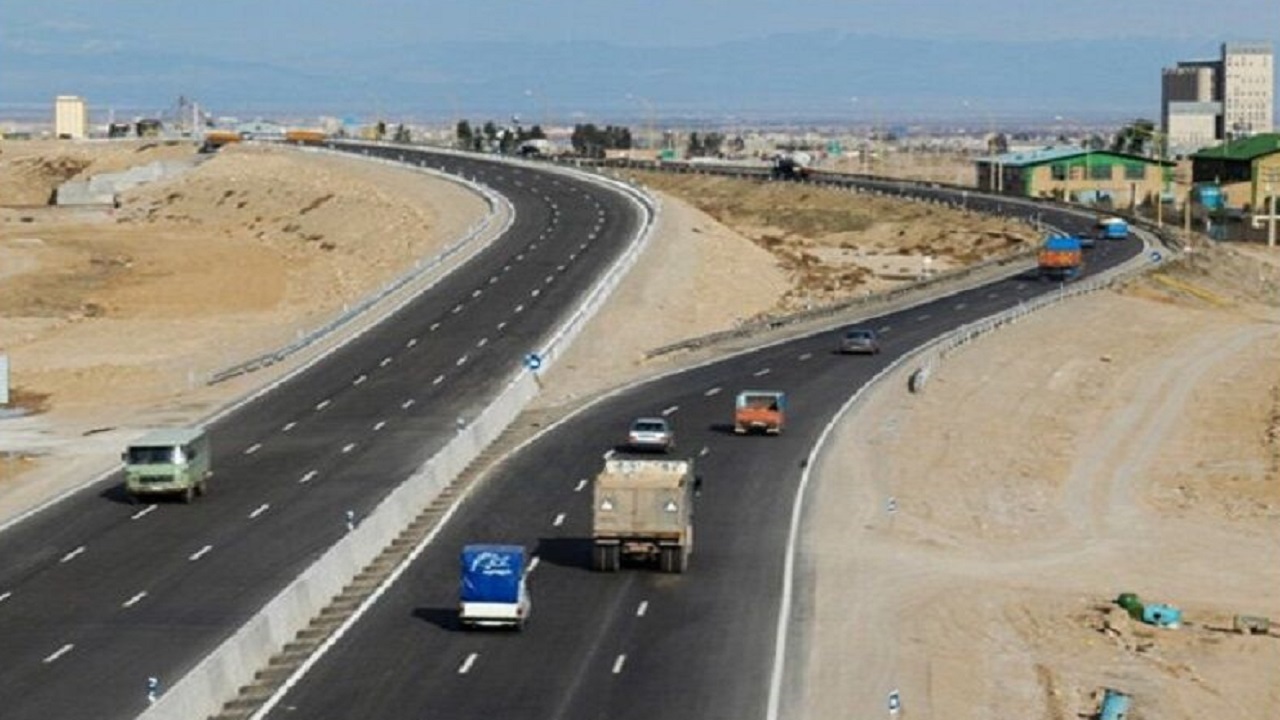 تردد بالای ماشین‌آلات سنگین مهم‌ترین چالش نگهداری راه‌های قم است