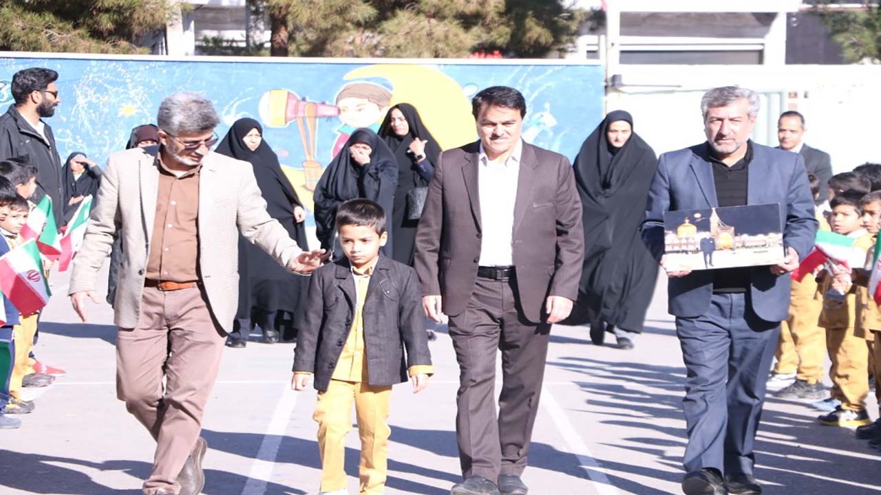 بدرقه پدرانه فرزندان شهید «سید میثم حسینی» از خانه تا مدرسه