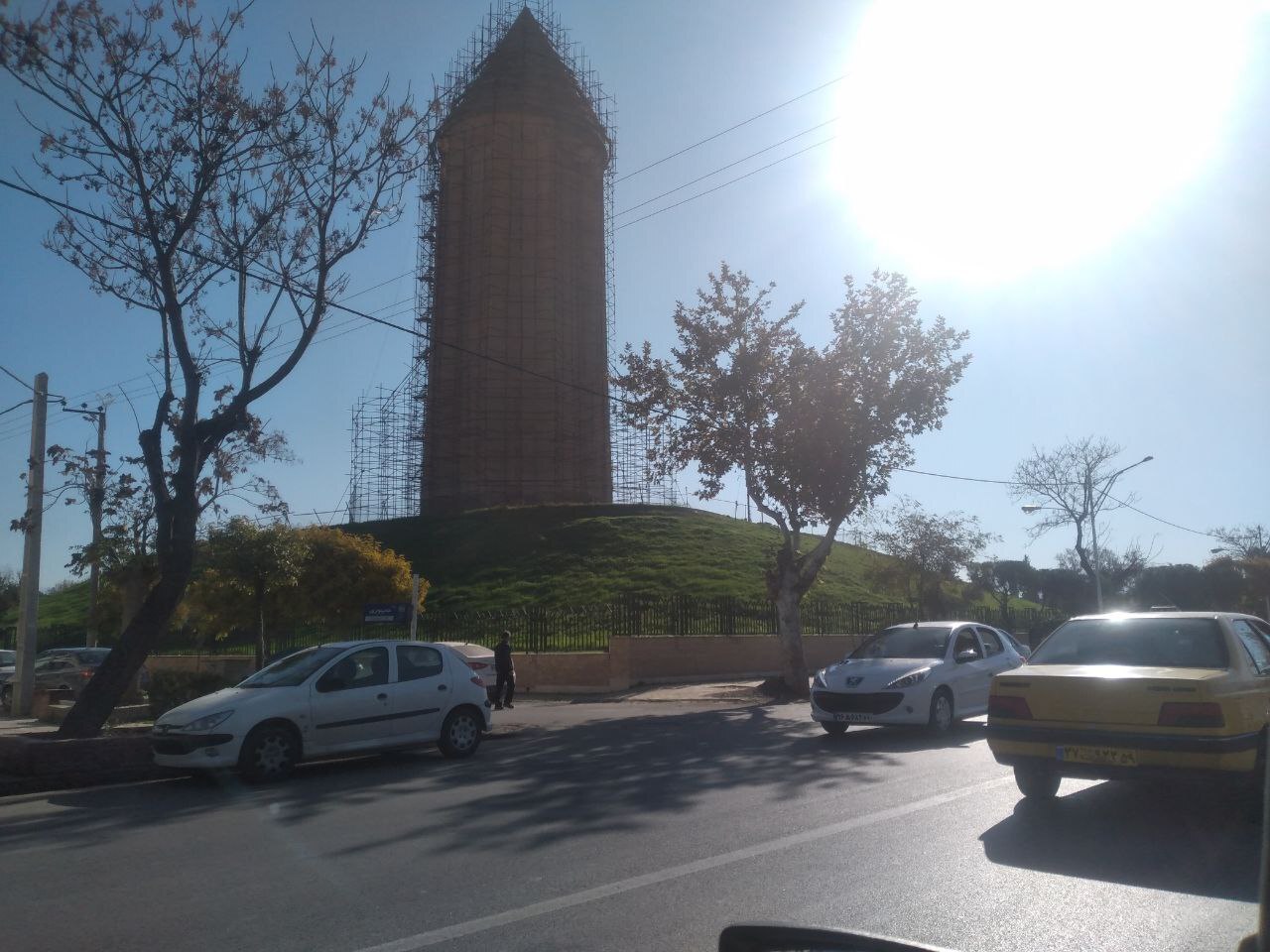 بستن داربست به دور برج گنبد کاووس