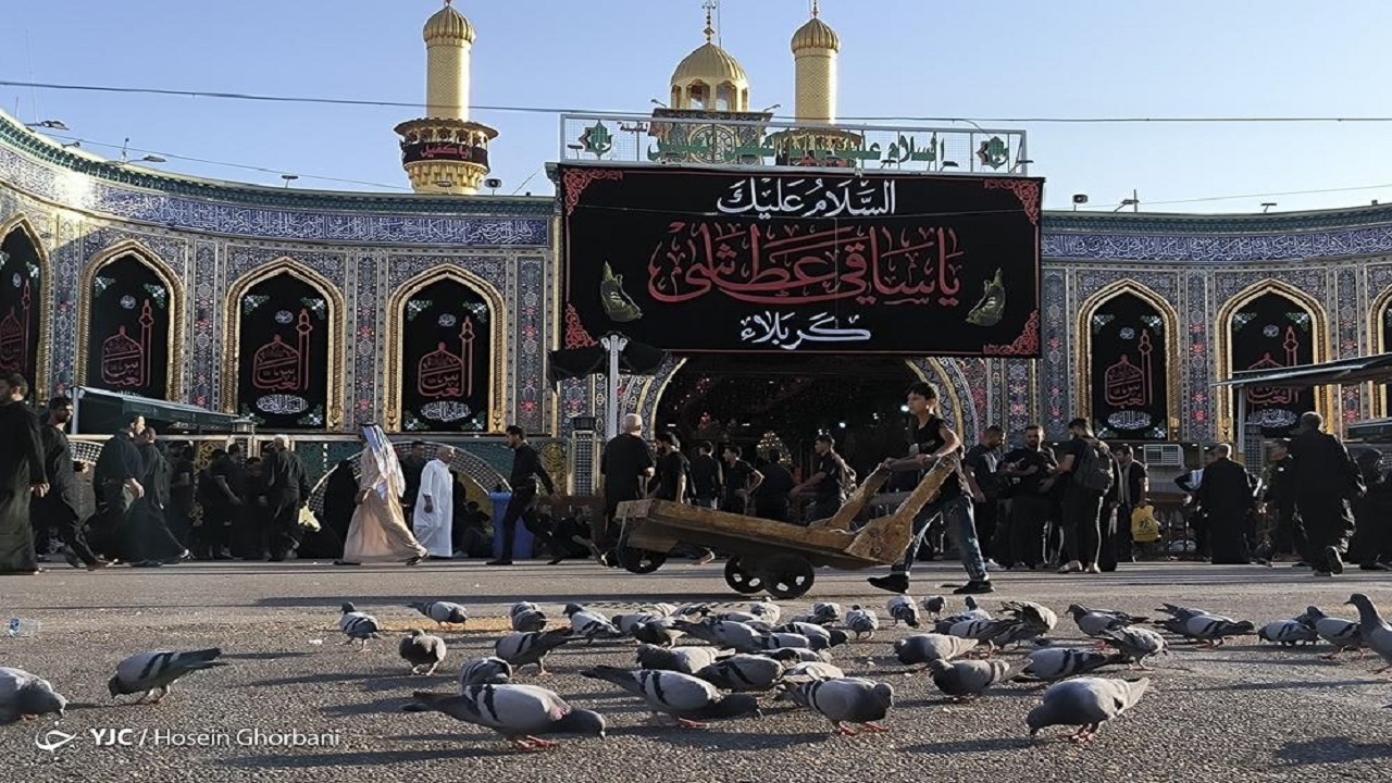 سیاهپوش شدن حرم حضرت ابوالفضل (ع) در آستانه سالروز وفات ام‌البنین (س)