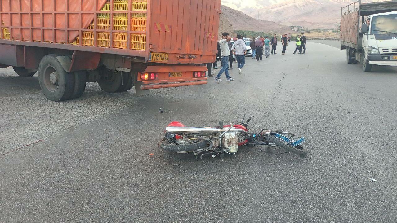 یک فوتی بر اثر برخورد موتور سیکلت با کامیون در محور قزوین - رشت