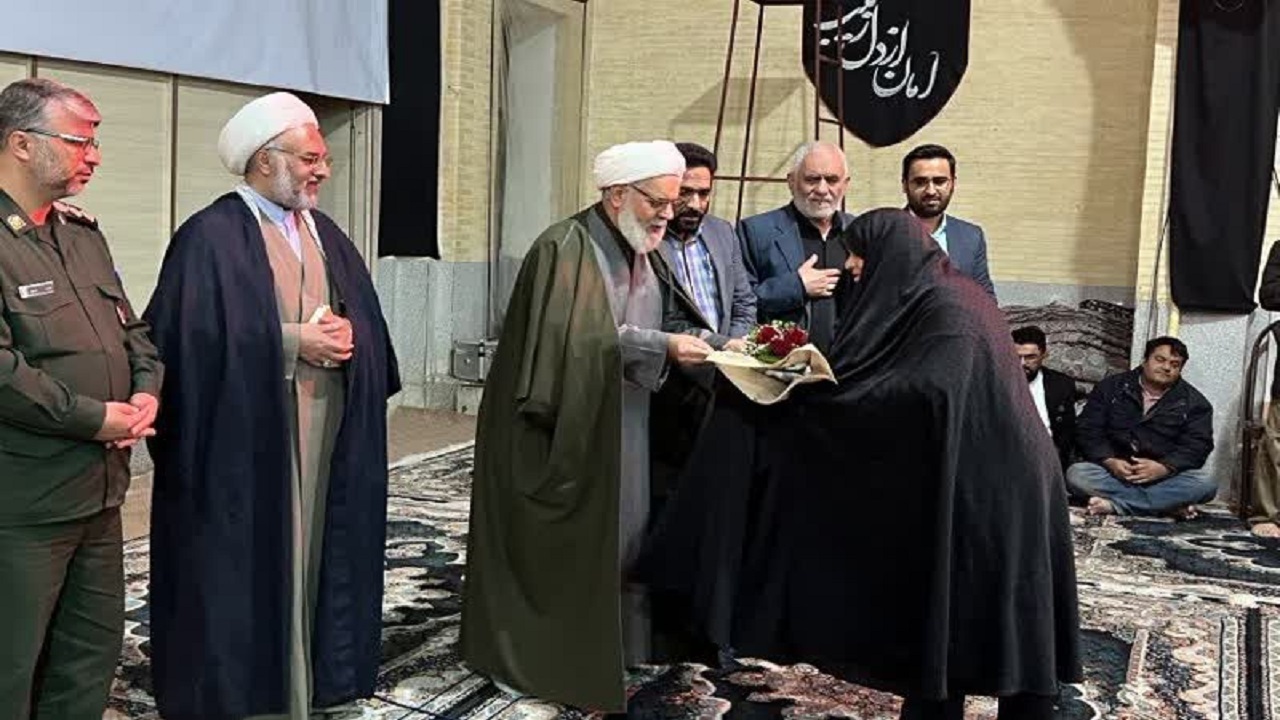 تکریم از مادران و همسران شهدا در بافق+تصویر