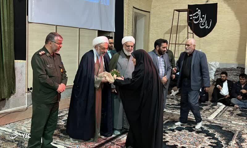 تکریم از مادران و همسران شهدا در بافق+تصویر