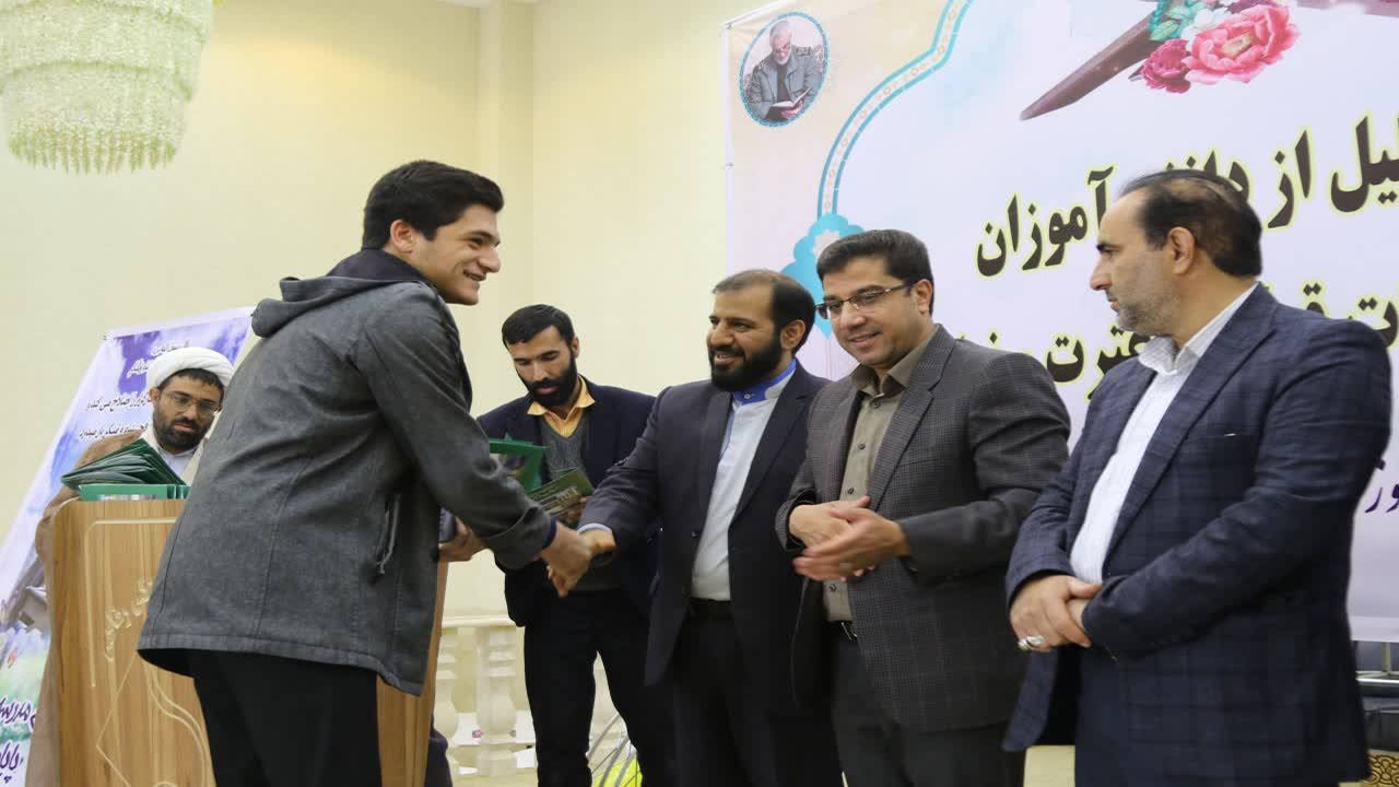 قدردانی از دانش آموزان برگزیده مسابقات قرآنی