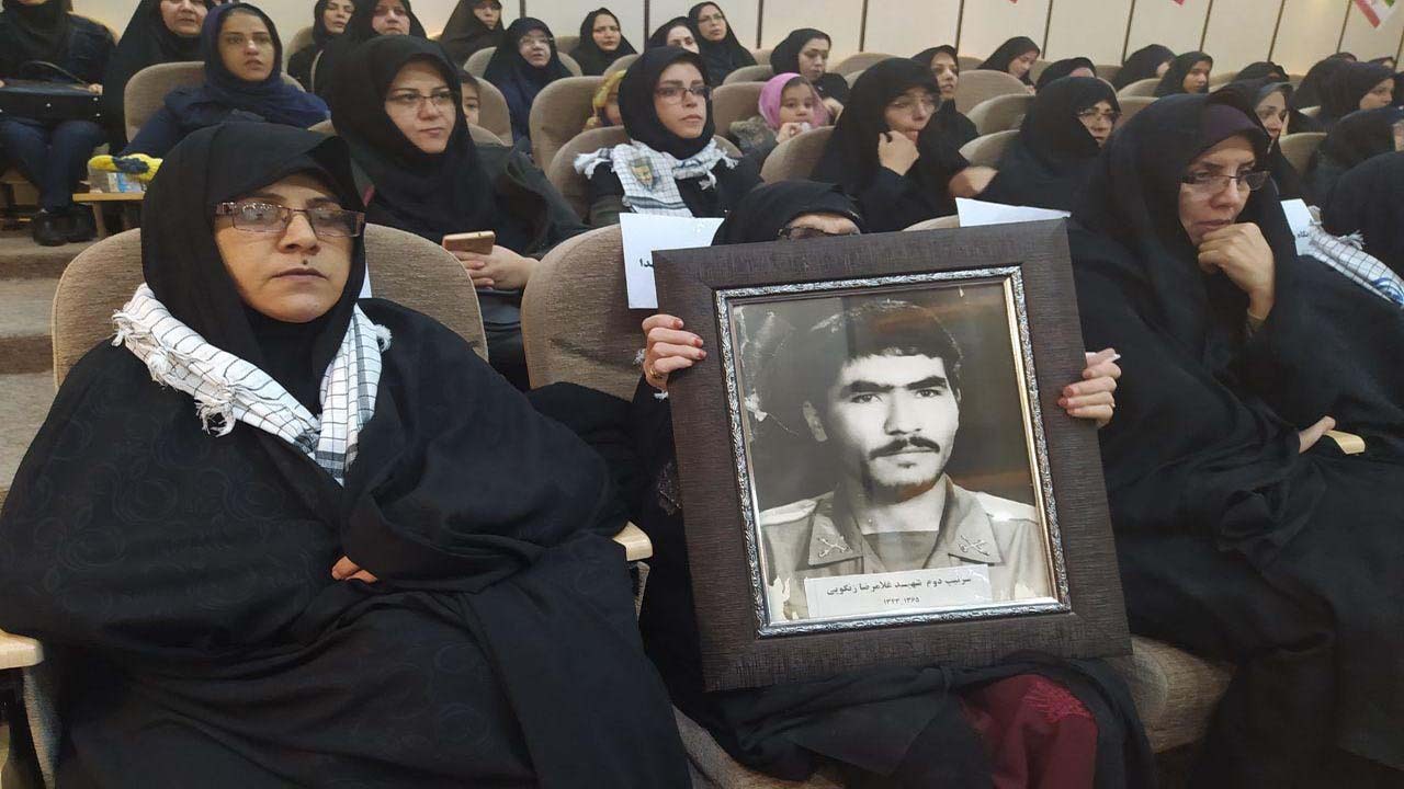 آئین تجلیل از مادران و همسران شهیدان قشم 