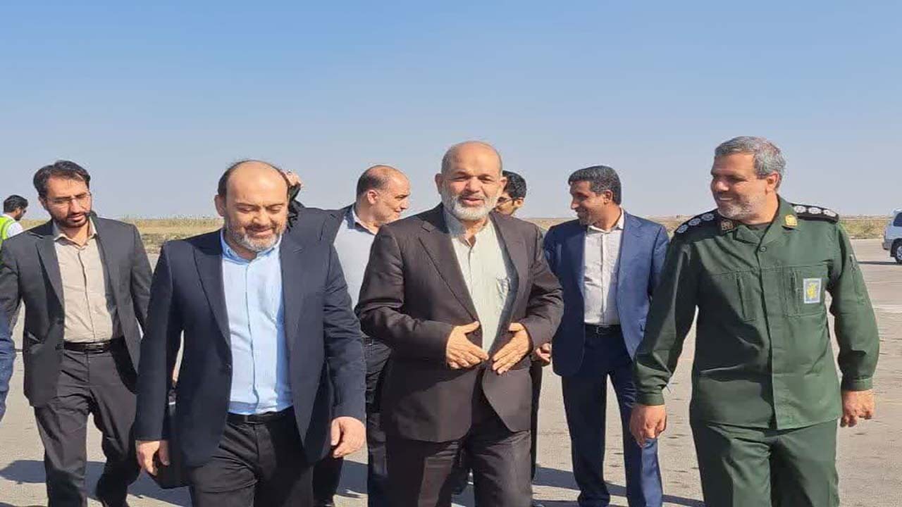 وزیر کشور وارد بندرعباس شد