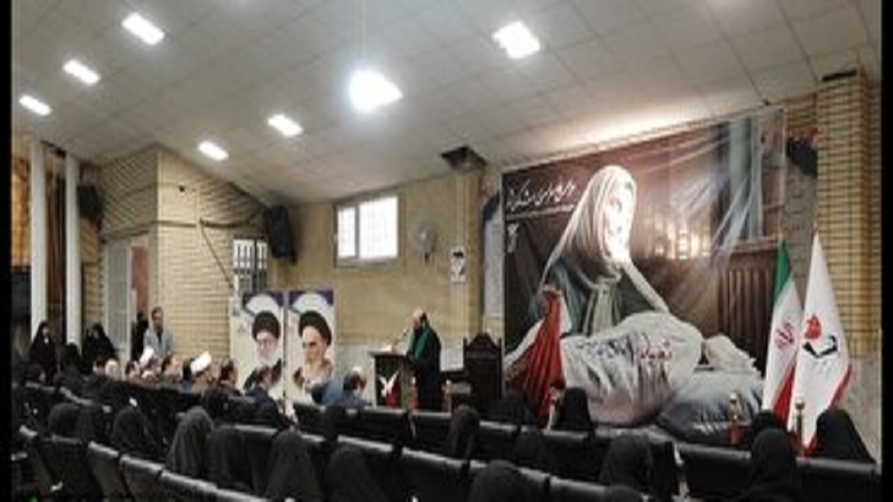 تجلیل از مادران و همسران شهدا در قم