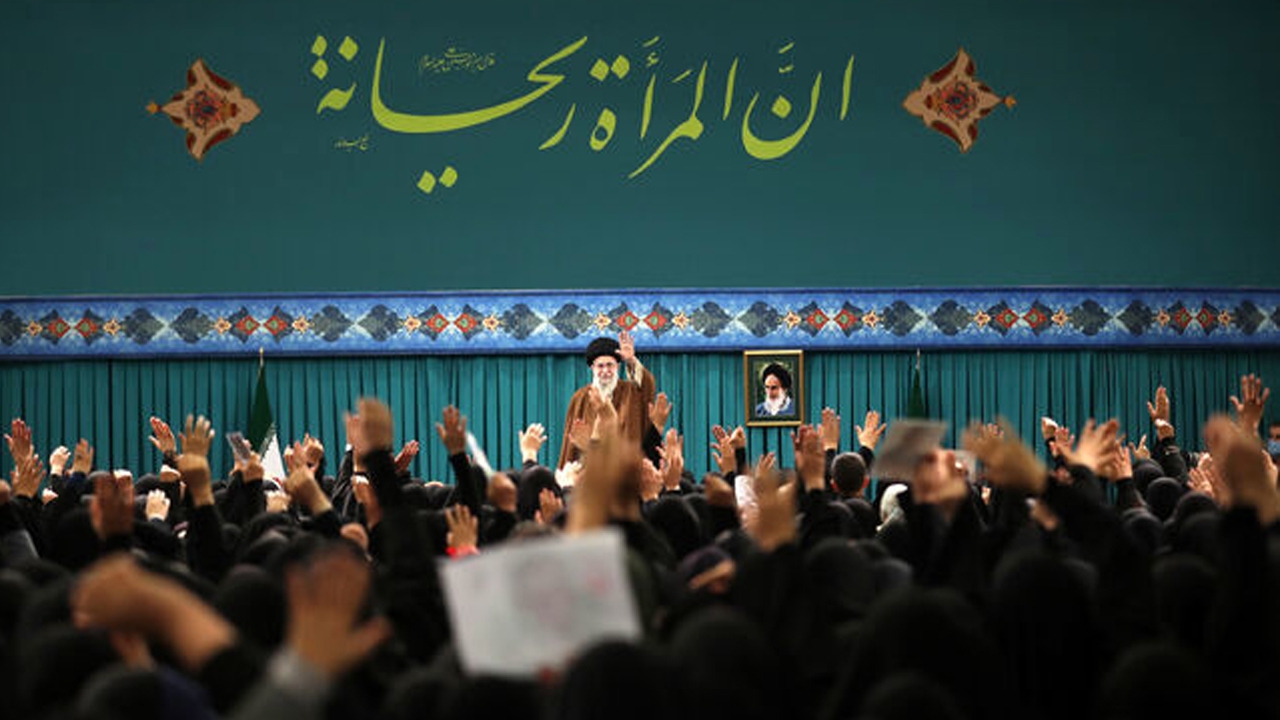 از تشویق ممتد زنان در پی سخنان رهبری تا دفاع تمام قد مقام زن