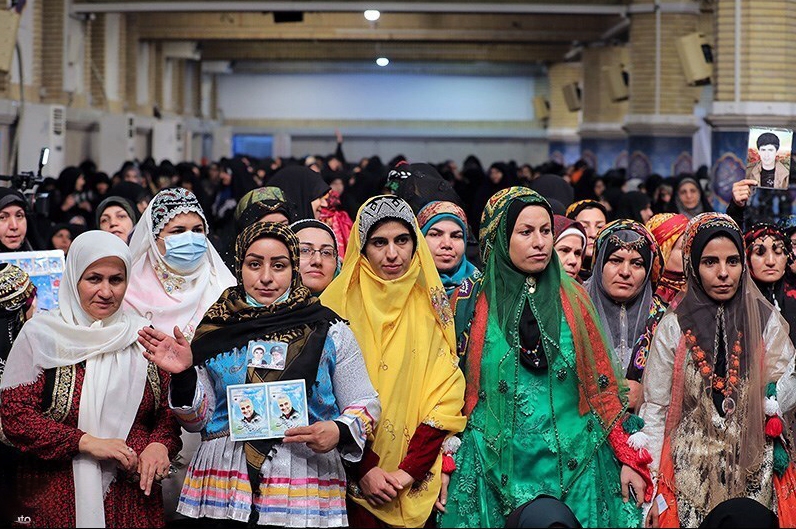 حضور بانوان با لباس محلی در دیدار با رهبر انقلاب اسلامی حضور بانوان با لباس محلی در دیدار با رهبر انقلاب اسلامی