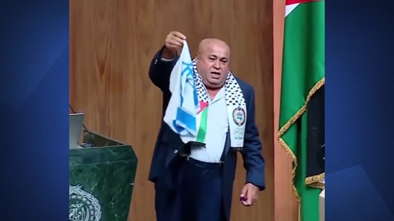 آتش زدن پرچم اسرائیل در نشست اتحادیه عرب + فیلم
