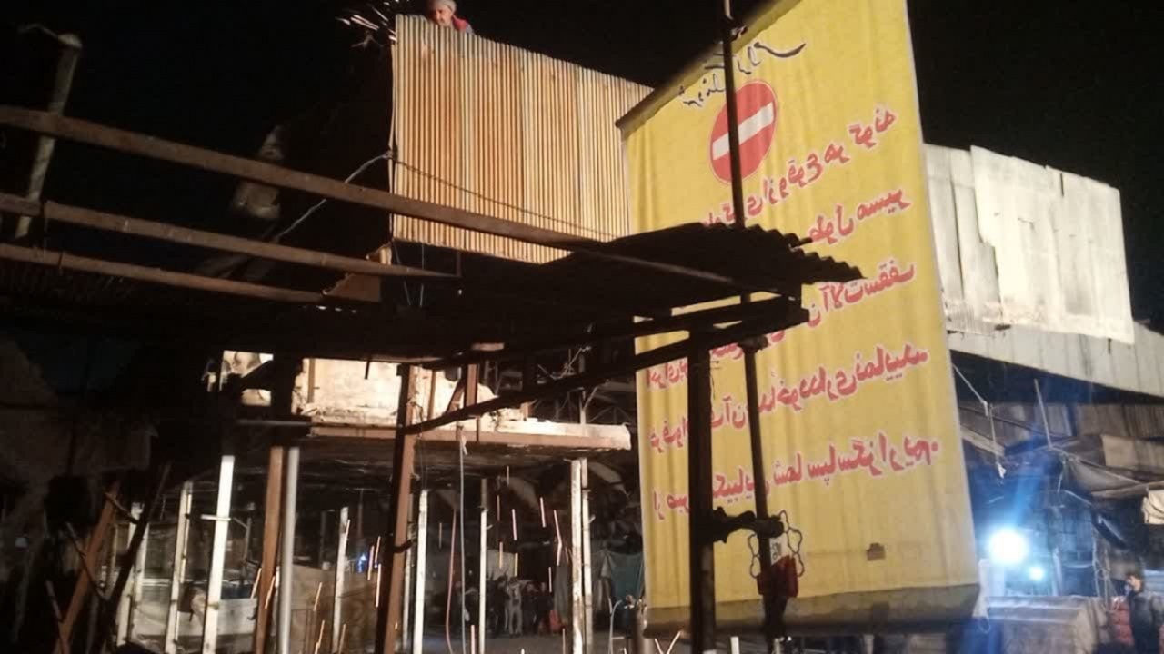 آغاز جمع‌آوری سقف‌های خطرآفرین غرف میدان میوه و تره‌بار شهید مطهری قم
