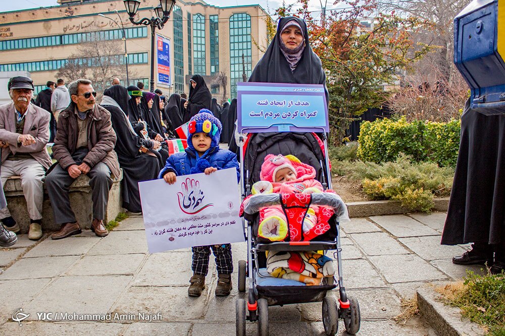 حضور مادران با فرزندان در راهپیمایی